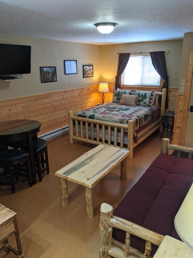 9 Bar W Cabins Запад Йеллоустон Экстерьер фото